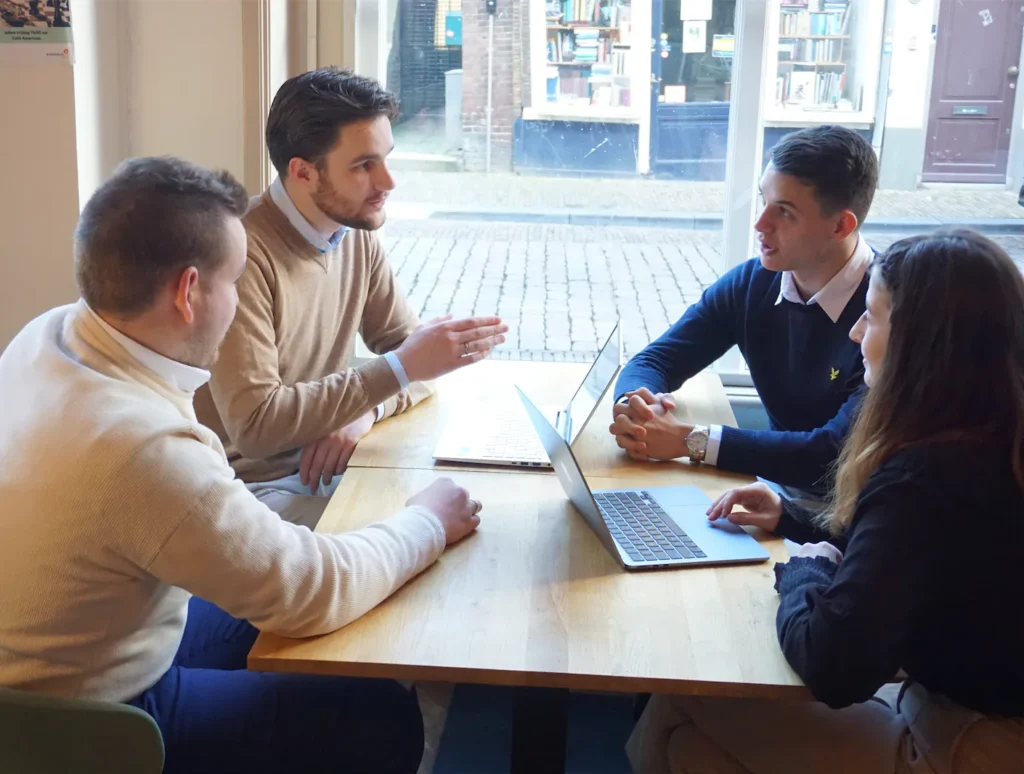 Consultants in overleg over het opstellen van een crisisplan