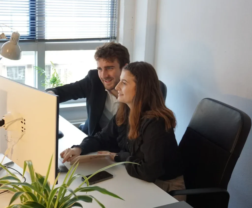 Twee stagiaires Integrale Veiligheidskunde in overleg op kantoor in Dordrecht