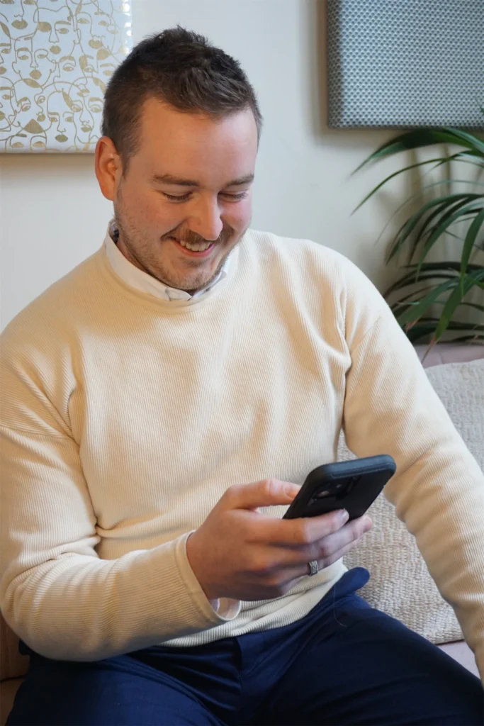 Consultant Veiligheidsdomein beantwoordt e-mail op telefoon