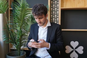Consultant veiligheidsdomein leest het laatste nieuws via zijn android mobiele telefoon.