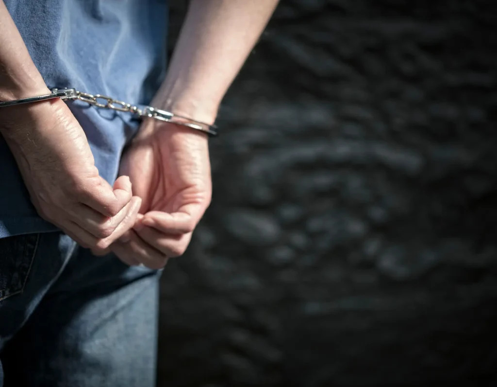 Een jongere in handboeien van de politie vanwege jeugdcriminaliteit