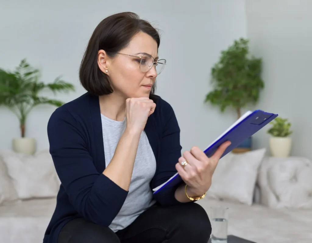 Social worker is rapportage aan het nakijken