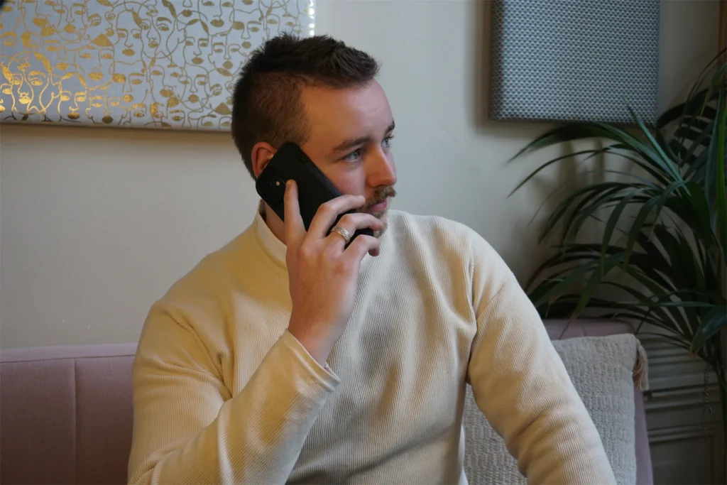 Vergunningverlener aan het bellen met een horecagelegenheid over de vergunning